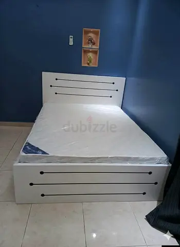 Queen white bed frame with mattress 150*190 cm