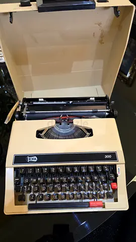 Vintage Portable Typewriter with Case working