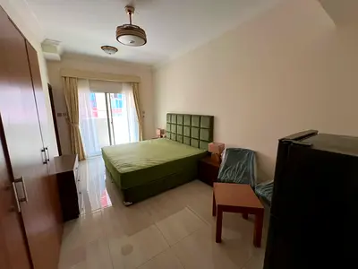 استوديو مفروش بفرش جديد بالكامل في الجرف 2 | جاهز للسكن فوراً | بلكونة | تكييف مركزي | باركن أسفل البناية | بجانب نستو هايبر | بالقرب من جامعة الحميدي
