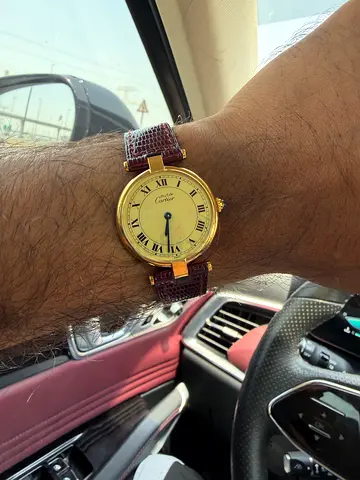 Cartier - Classic gold-toned round wristwatch with  leather strap (vintage style)