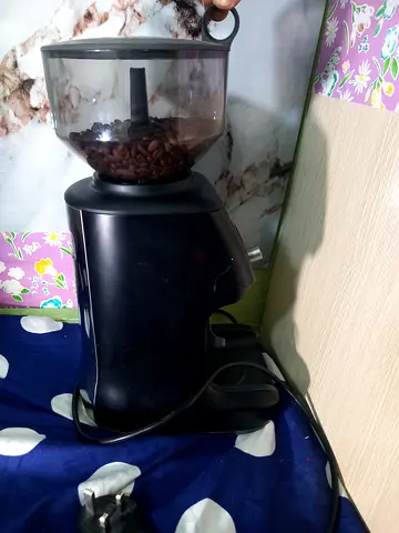 Coffee machine and coffee grinder