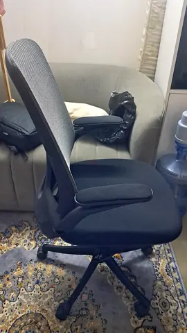 Black ergonomic mesh office chair - good condition
