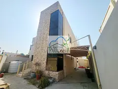 Away from fly zone/ private entrance /3 Bedrooms villa /4 Bathrooms /private back yard/fitted kitche