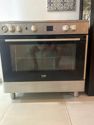 Beko Stainless Steel Electric Cooker with Oven and Ceramic Hobs - good Condition