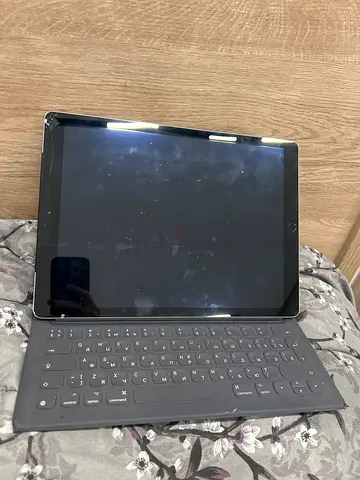 iPad Pro 12.9 inch model 2021 used 6 month only one issue broke in part of the screen but the iPad