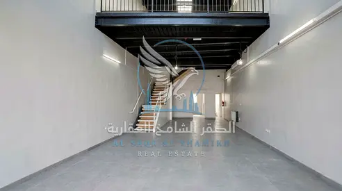 محل تجاري للإيجار في الصناعية 13 على الشارع العام بمساحة 2500 قدم مربع