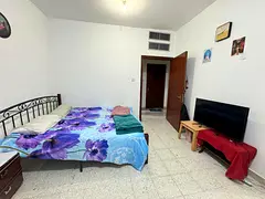 For ladies / couples : Spacious furnished private (includes TV and mini fridge)