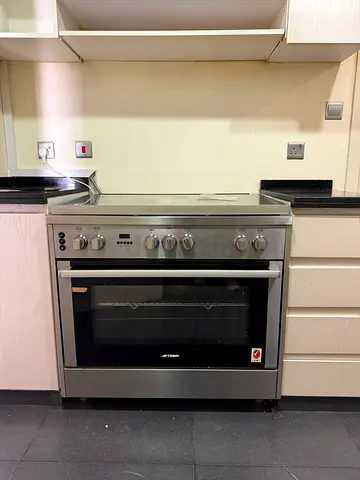 Stainless steel freestanding gas oven and hob - good working condition. 5 burner