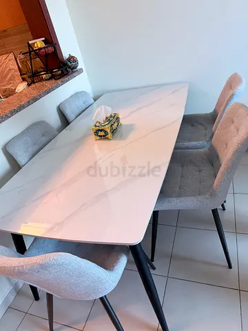 Almost brand new - White marble-effect dining table with 6 grey upholstered chairs