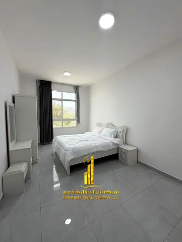 شقة فخمه غرفه وصاله مفروشة للإيجار الشهري! شامله الفواتير والإنترنت, بإطلالة رائعة, موقع حيوي, وتشطيبات ممتازة، جاهزة للسكن فوراً.