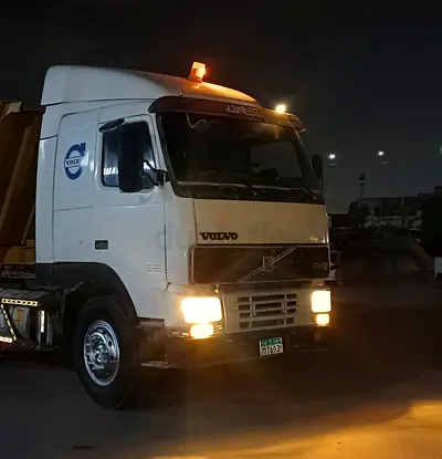شاحنة فولفو اف اتش 12 موديل 1997 قياس 420 حصان + صندوق محورين صنع الامارات موديل 2006 بحالة ممتازة