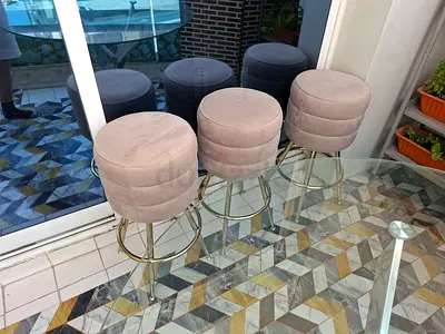 Unbelievable in price and condition bar stool and round table only for few days 300!!!