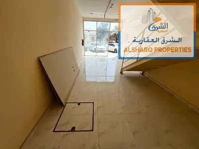 محل تجاري بمساحة كبيرة وميزانين للإيجار السنوي في الروضة 3 عجمان | مساحة واسعة | ميزانين | حمام وتكييف | باركينج متوفر | موقع سكني حيوي | مناسب لمختلف