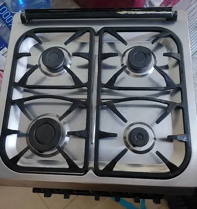 4-burner Gas Stove with Built-in Oven - Excellent Working Condition