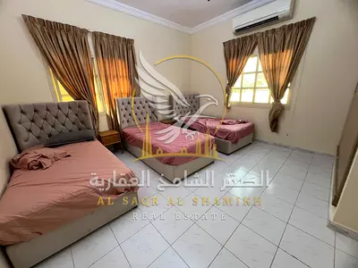 فيلا 4 غرف للإيجار في الرفاعة الشارقة بإطلالة بحرية وتجديد كامل ومساحات واسعة مناسبة للسكن العائلي