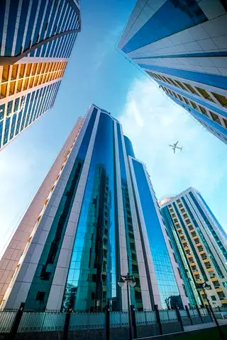شقة مميزة للبيع في أورينت تاور A1 – شارع الميناء – حي البستان – عجمان فرصة مميزة للتملك أو الاستثمار في شقة واسعة داخل أبراج أورينت تاور، برج A1،