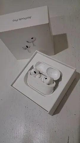 AirPods Pro (2nd Generation) with MagSafe Charging Case (USB-C) left earbud working