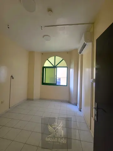 للإيجار السنوي في الشارقة منطقة البوطينة، غرفة وصالة مع بلكونة، بموقع مميز ومناسب للسكن
