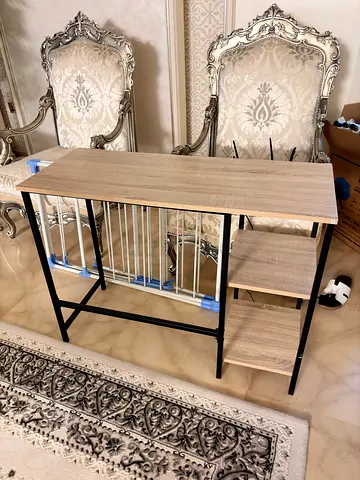 طاولة كمبيوتر و دراسة