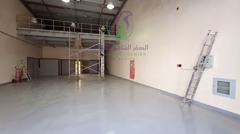 مستودع 3500 قدم في الصناعية 5 ميزانين 35% حمام ومطبخ ومكتب مناسب للتخزين كهرباء 25 كيلو وات دخول شاحنات سهل