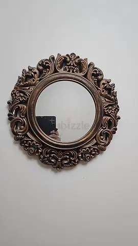 Antique-style Round Decorative Wall Mirror with Ornate Frame