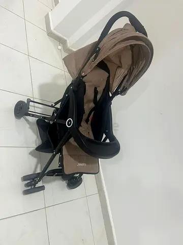 Lightweight brown baby stroller / pram in good condition