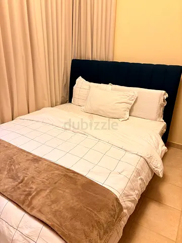 Beautiful queen size bed