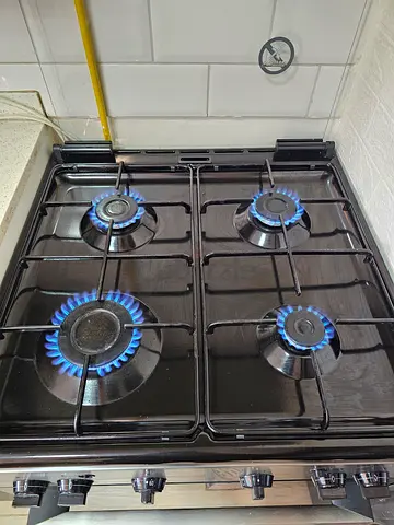 4-Burner Cooking Range with Oven - Very Good Working Condition