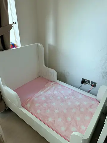 White Toddler Bed / Daybed in Good Condition (suitable for 1-4 years)