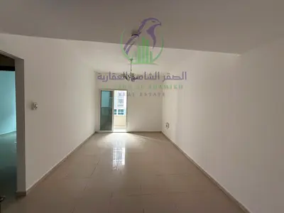 شقة غرفة وصالة في التعاون قرب مخرج دبي ببرج عائلي مع بلكونة وتكييف مركزي وغاز مركزي