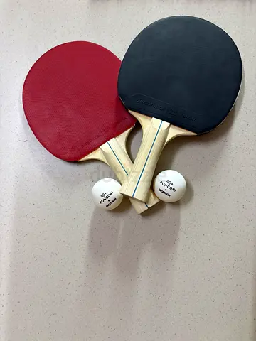 Pair of table tennis paddles with 2 free balls - brand new/not used, excellent condition