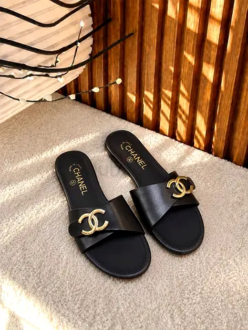 Chanel woman's black slippers