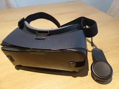 Samsung Gear VR headset with controller - good condition
