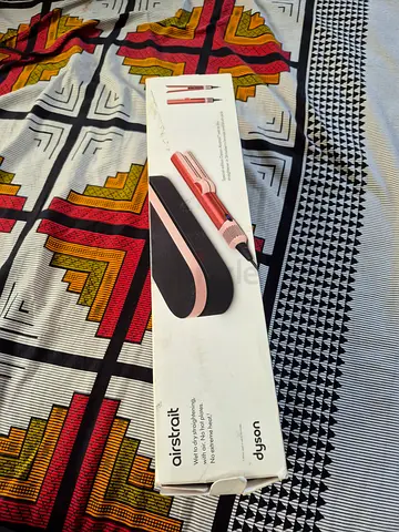 Dyson airstrait straightener
