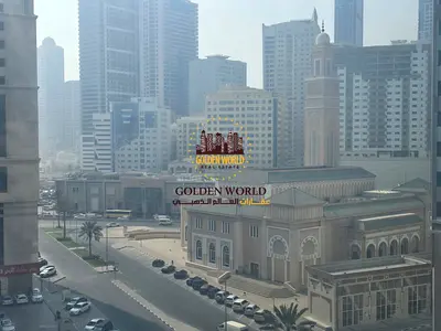 غرفة وصالة في المجاز 2، غرفة ماستر، حمامين، تكييف موفر وباركينغ مجاني، بسعر 37 ألف درهم سنوياً.