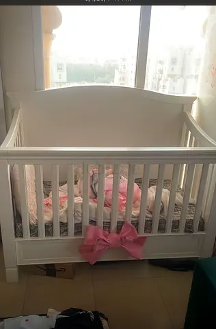 White Wooden Baby Crib - Good Condition with mattress from pan home the mates only cost me 250 AED