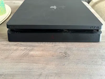 PS4 Slim 500GB + Controller, Headset & 4 Games