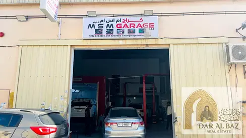 ورشة سيارات جاهزة للبيع العاجل في الجرف الصناعية 1 عجمان رافعتان للسيارات كابينة طلاء مجهزة مكتب إداري مساحة تخزين موقف سيارات يتسع من 8 إلى 10 سيارات