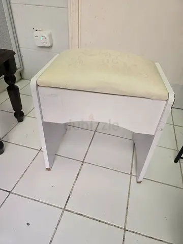 Small white cushioned vanity/stool - good condition