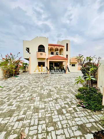 Coner Unit |Spacious & Bright 5-Master BedRoom Garden with 15 to 20 Car Parking space Big Villa Ready to Move