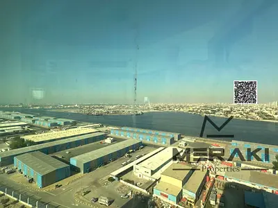 إطلالة بانورامية على الخور وشقة مجددة