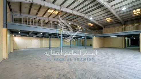 مستودع للإيجار في الصجعة | 10,000 قدم² | 44 كيلوواط | 300 ألف