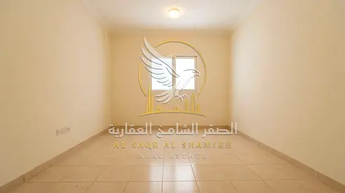 غرفة وصالة للإيجار في القليعة الشارقة أول ساكن بتكييف مركزي وموقف مجاني بناية حديثة ومتاحة لأول ساكن