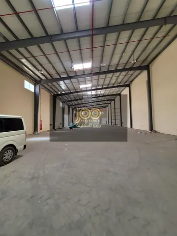 مستودع جديد مساحه 15500 قدم كهربا 100 كيلو علي شارع رائيسي