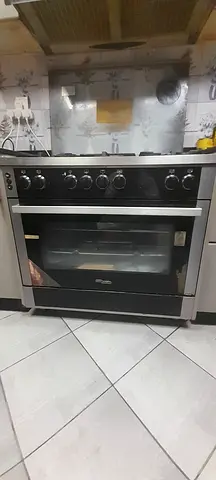 Used freestanding gas oven and stove, good working condition