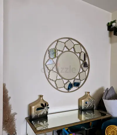 Round Decorative Wall Mirror with Geometric Frame