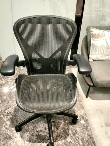 HERMAN MILLER AERON SIZE B FULLY
