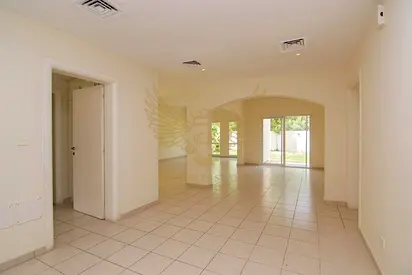 VACANT | 5 BED | LAKE & PRIVATE POOL
