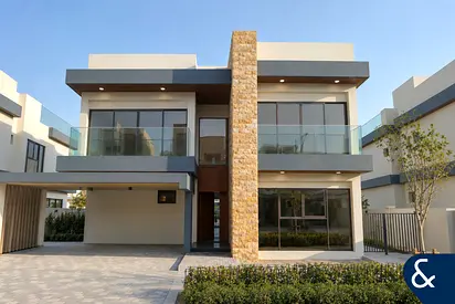 Lagoon backing | Single Row | Landscaped