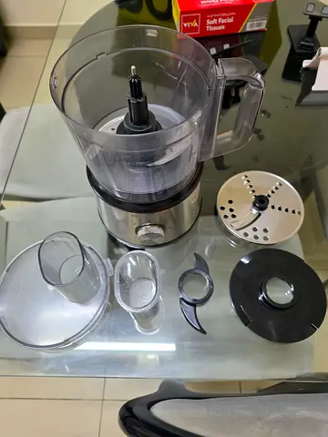 Black and Decker food processor with multiple discs and attachments - good working condition